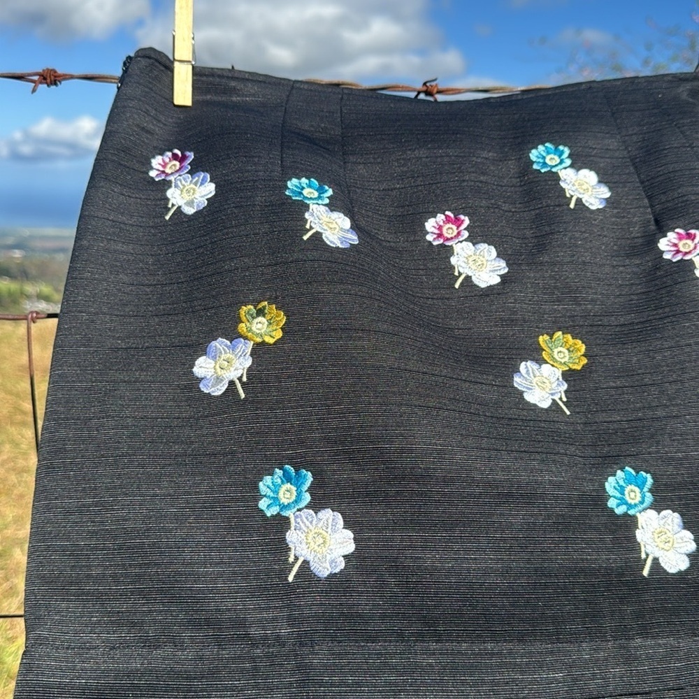 NWT HD in Paris Floral Embroidered Mini Skirt Womens Black Silk Blend 12 - Picture 2 of 5